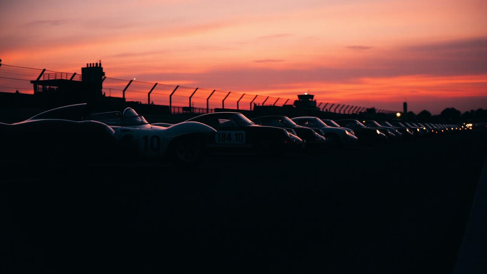 Auto storiche schierate in circuito al tramonto